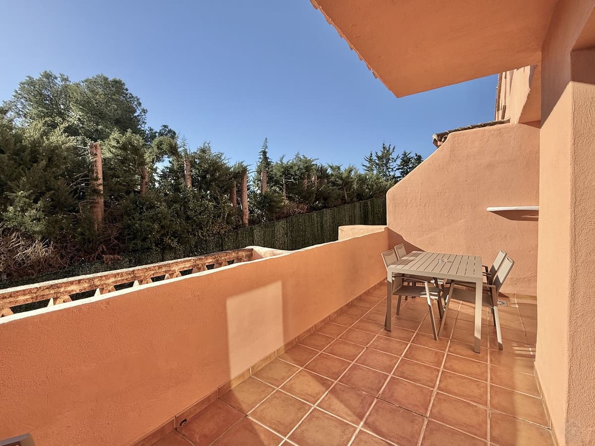 Middle Floor Apartment in Benahavís — photo 8 of 10