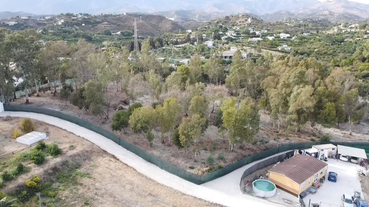 Land in Estepona — photo 1 of 9