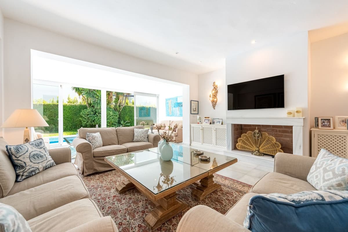 Semi-Detached House in Los Monteros — photo 3 of 10