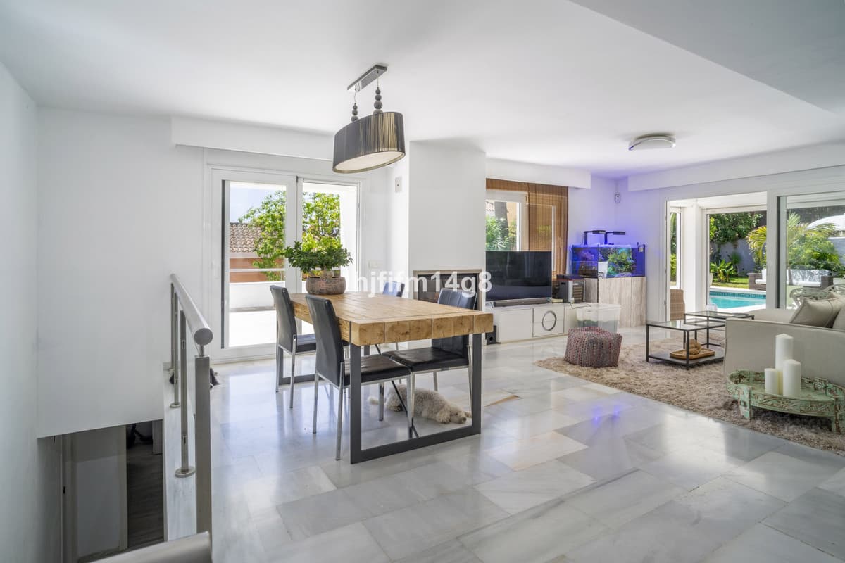 Detached Villa in Nueva Andalucía — photo 7 of 10