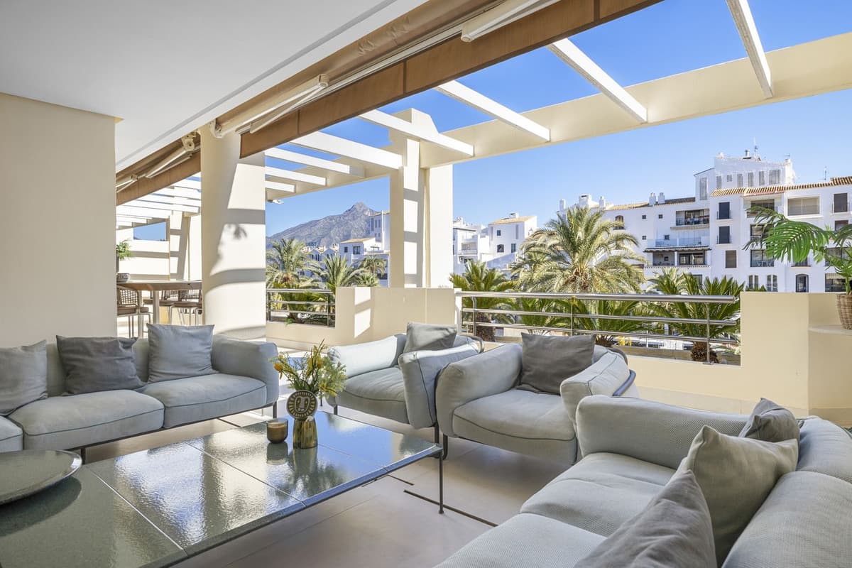 Middle Floor Apartment in Puerto Banús — photo 1 of 10