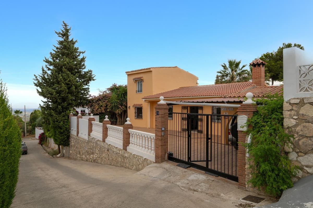 Detached Villa in Alhaurín el Grande — photo 1 of 10