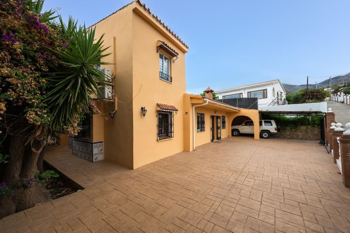 Detached Villa in Alhaurín el Grande — photo 2 of 10