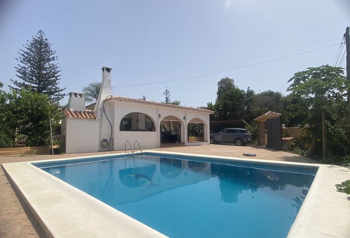 Detached Villa in Elviria — photo 1 of 10