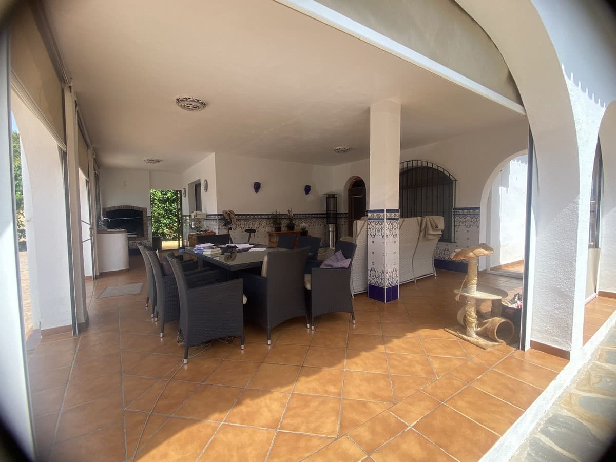 Detached Villa in Elviria — photo 2 of 10