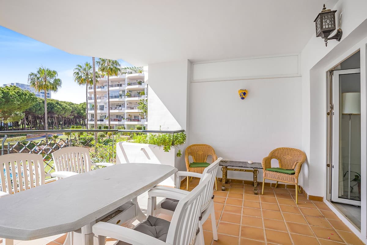 Middle Floor Apartment in Calahonda — photo 4 of 10