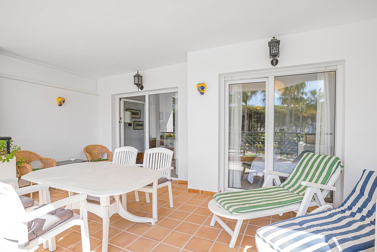 Middle Floor Apartment in Calahonda — photo 5 of 10