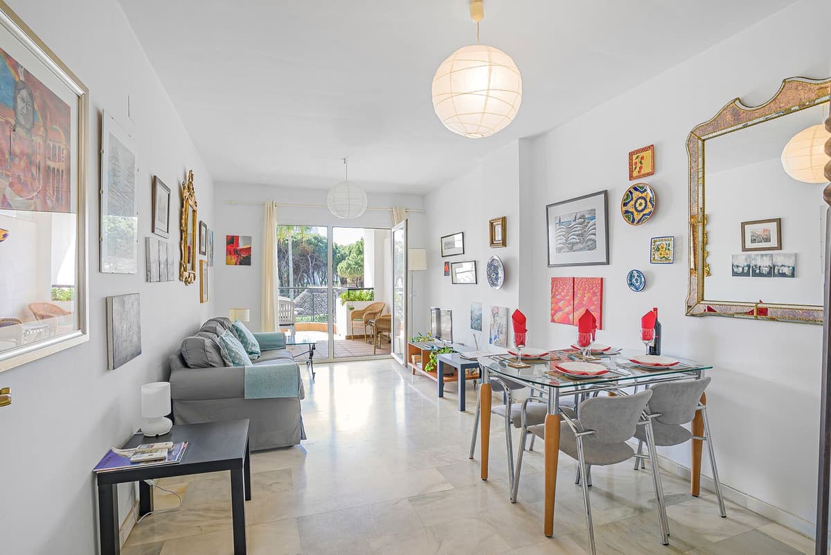 Middle Floor Apartment in Calahonda — photo 8 of 10