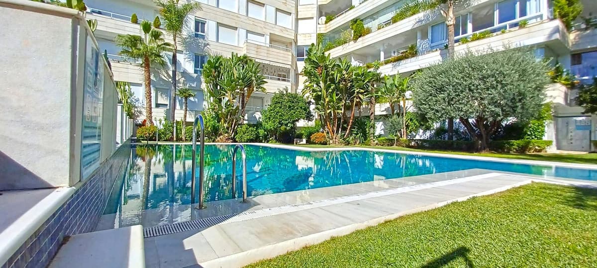 Middle Floor Apartment in Marbella — photo 1 of 10