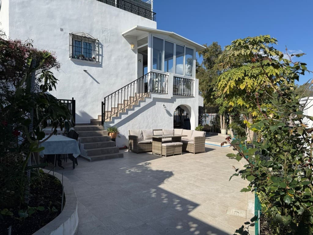 Townhouse in Estepona — photo 1 of 10