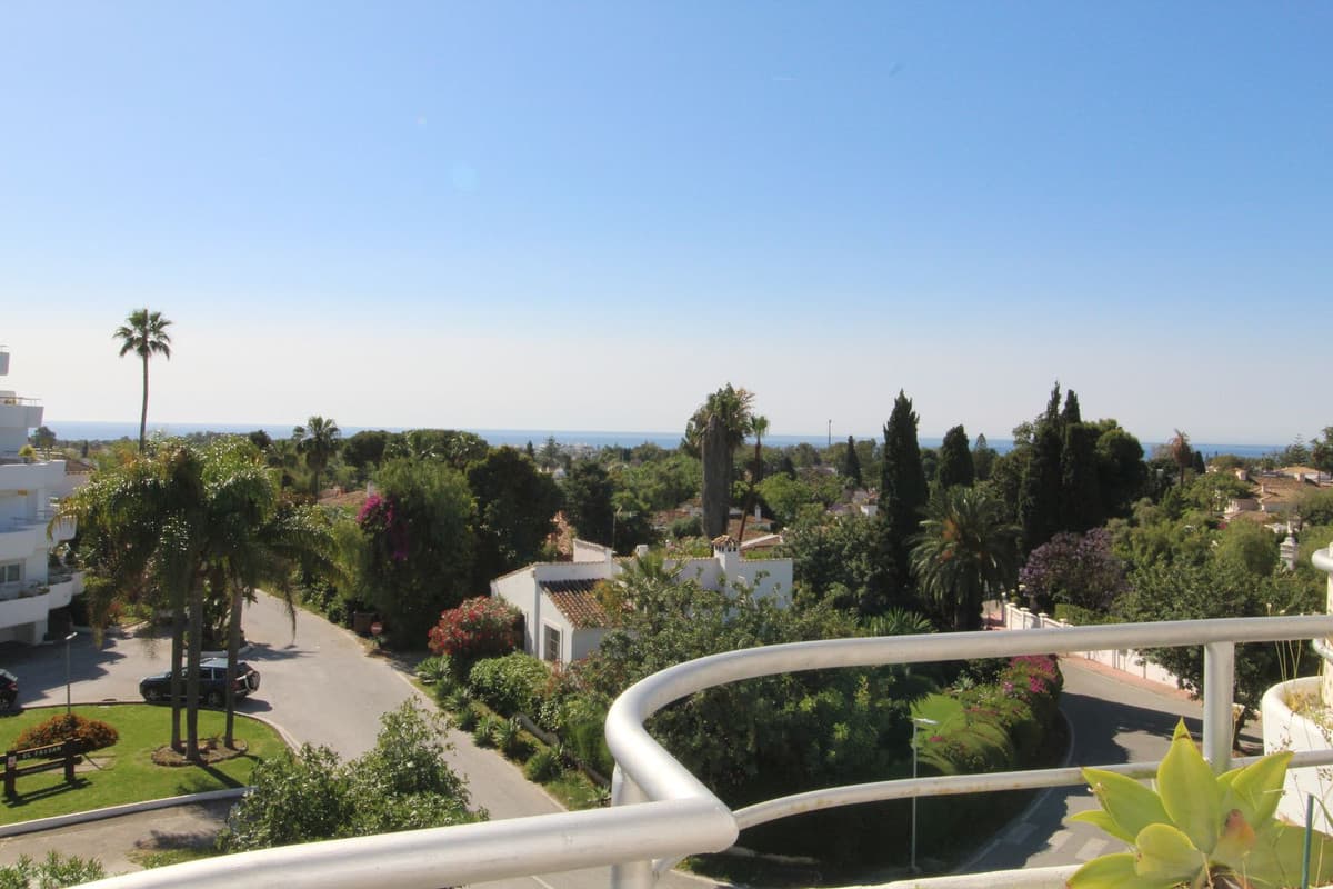 Middle Floor Apartment in Guadalmina Alta — photo 7 of 10