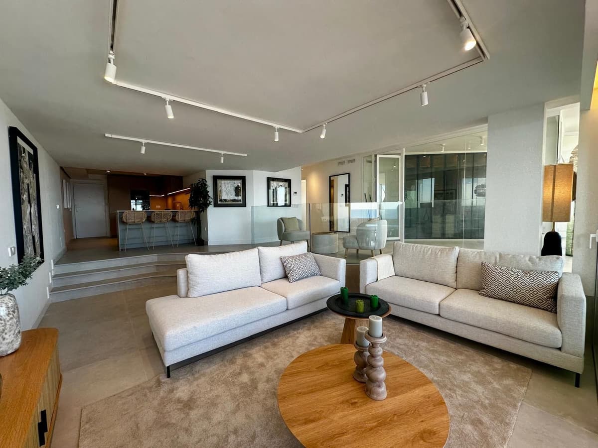 Middle Floor Apartment in Marbella — photo 3 of 10
