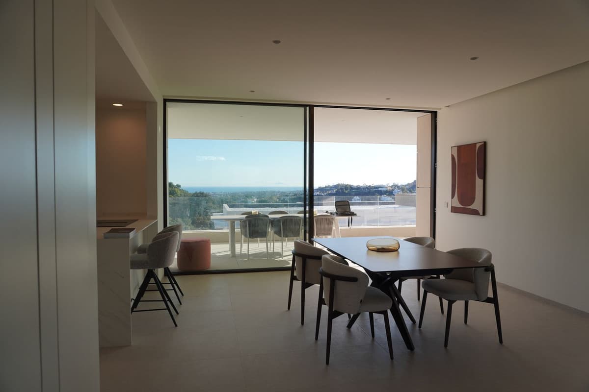 Middle Floor Apartment in La Quinta — photo 2 of 10