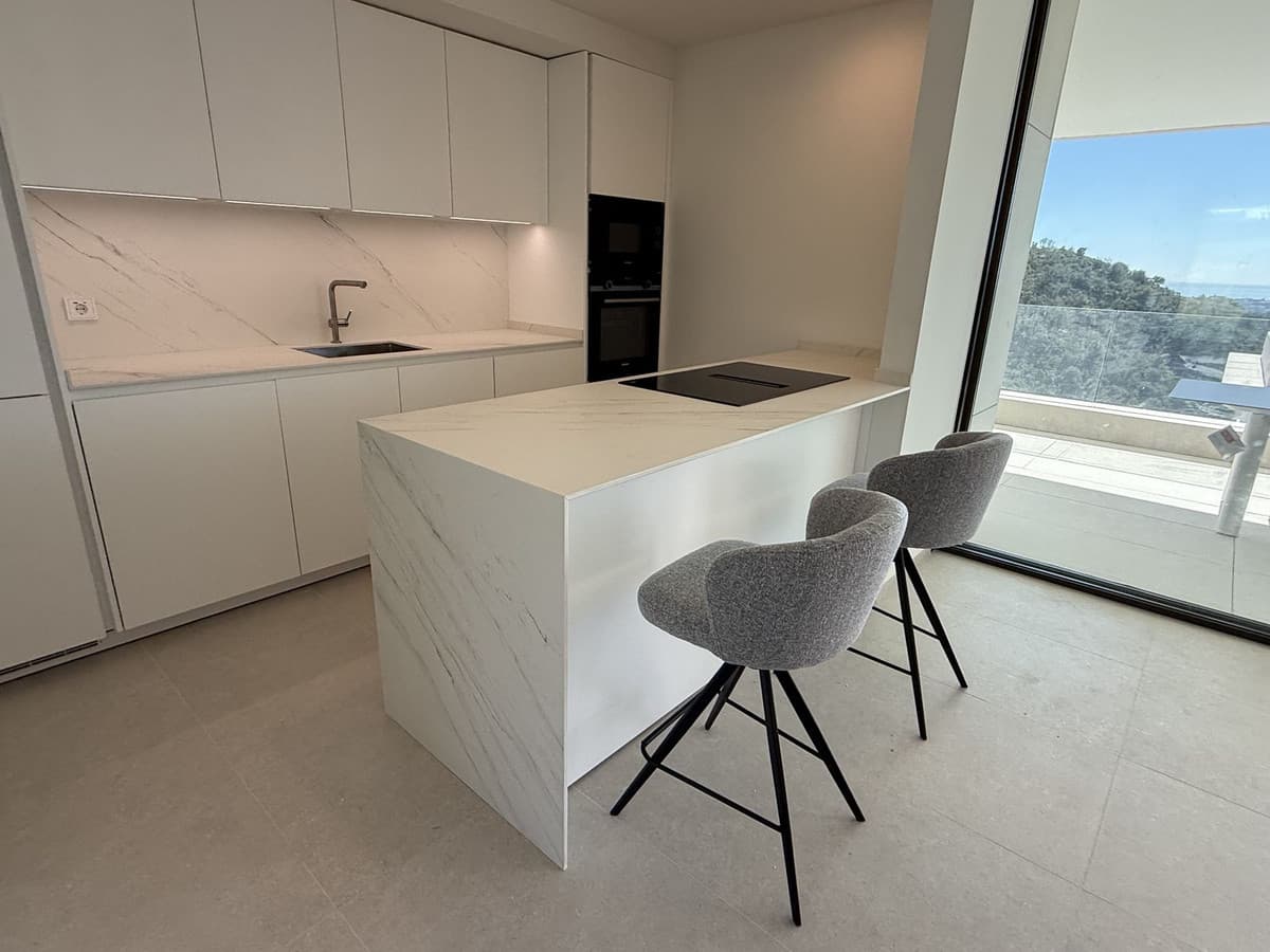 Middle Floor Apartment in La Quinta — photo 5 of 10