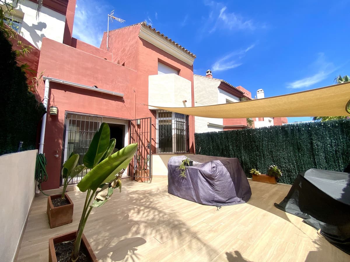 Townhouse in Estepona — photo 1 of 10