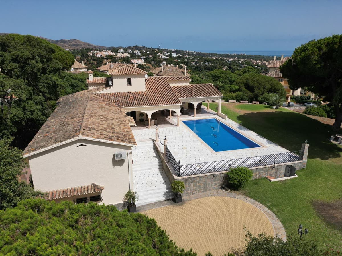 Detached Villa in Elviria — photo 1 of 10
