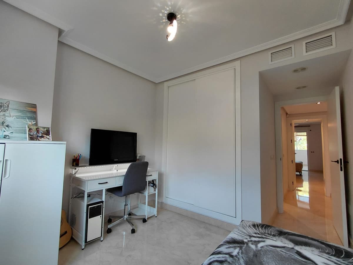 Middle Floor Apartment in Nagüeles — photo 7 of 10