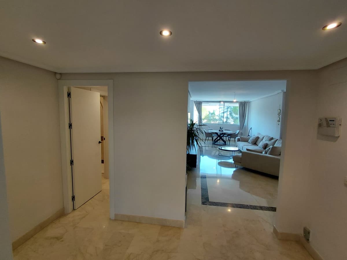 Middle Floor Apartment in Nagüeles — photo 9 of 10