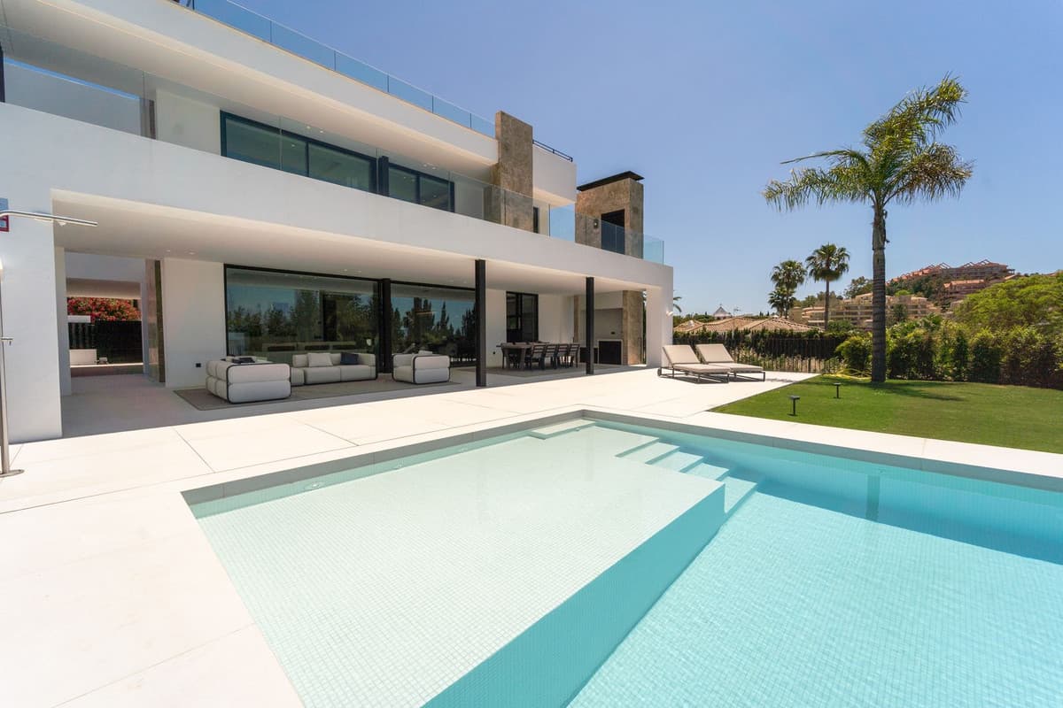 Detached Villa in Nueva Andalucía — photo 2 of 10