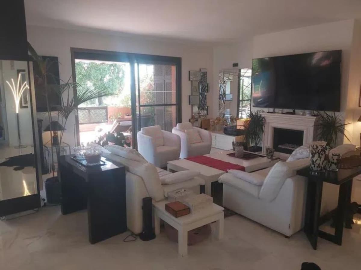 Middle Floor Apartment in Marbella — photo 2 of 10