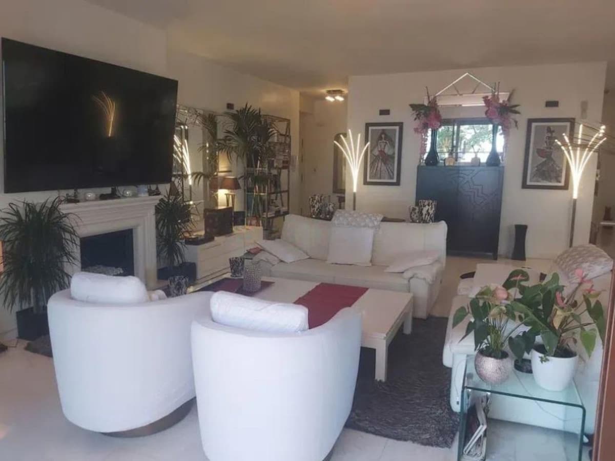 Middle Floor Apartment in Marbella — photo 3 of 10