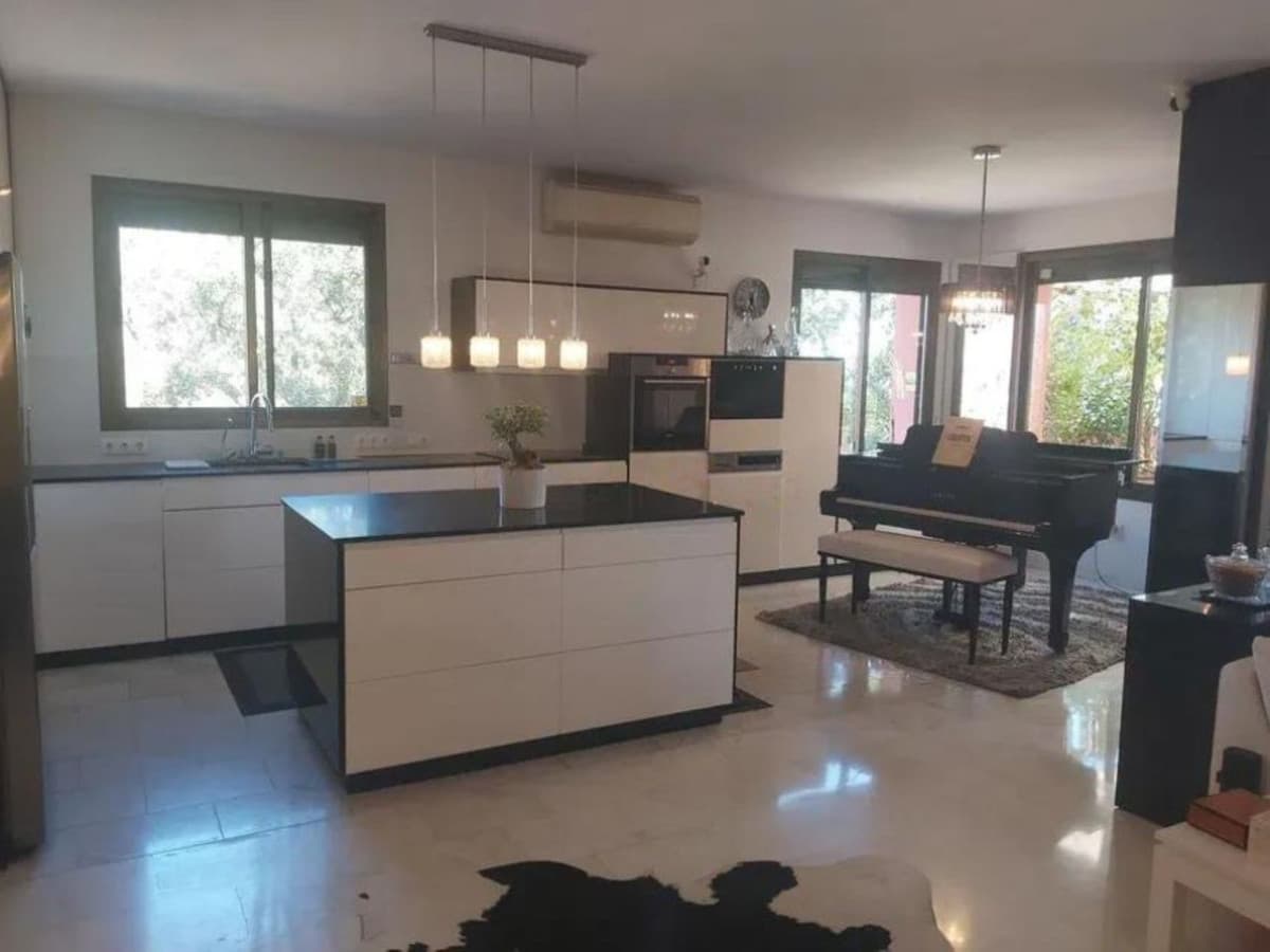 Middle Floor Apartment in Marbella — photo 4 of 10