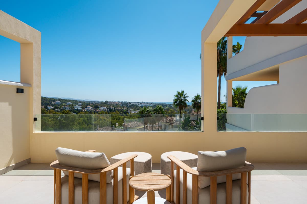 Middle Floor Apartment in Nueva Andalucía — photo 4 of 10
