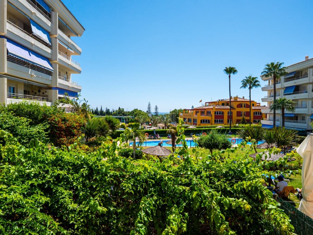 Middle Floor Apartment in Marbella — photo 1 of 10
