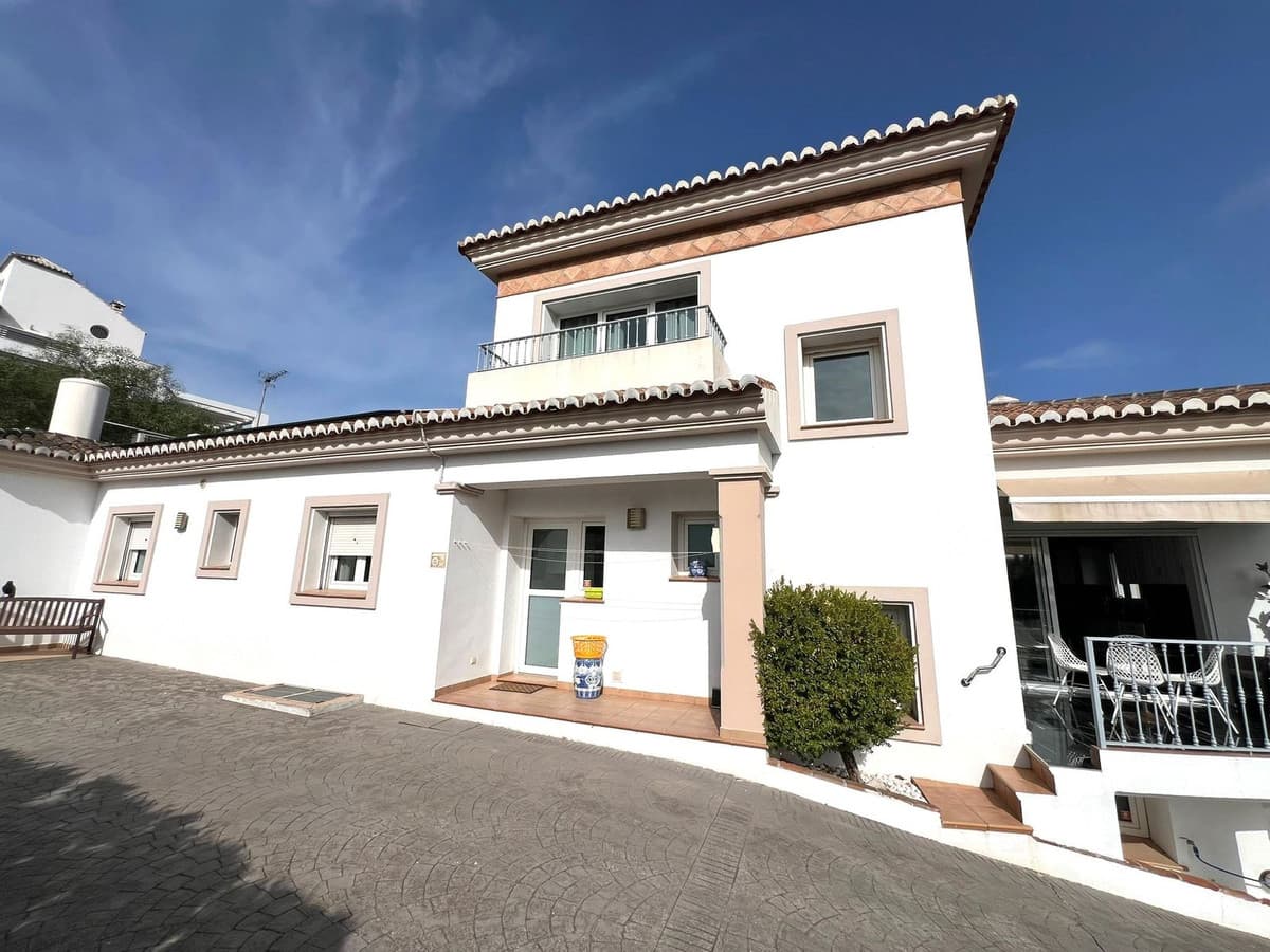Detached Villa in Sierrezuela — photo 1 of 10