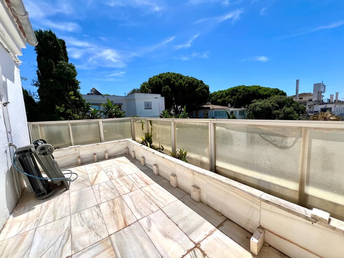 Top Floor Apartment in Elviria — photo 2 of 10