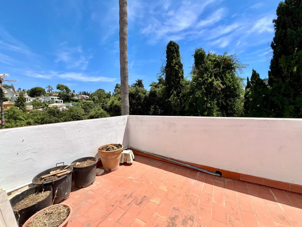 Top Floor Apartment in Elviria — photo 9 of 10