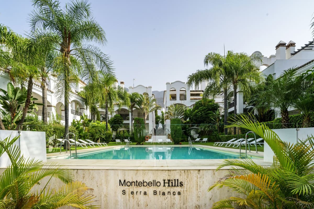 Middle Floor Apartment in Marbella — photo 1 of 10