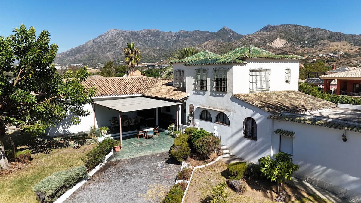 Detached Villa in Marbella — photo 1 of 10