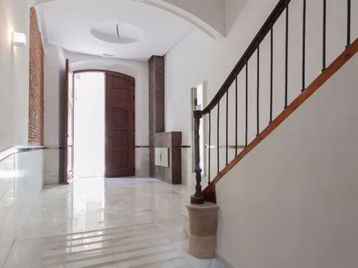 Middle Floor Apartment in Málaga Centro — photo 8 of 9