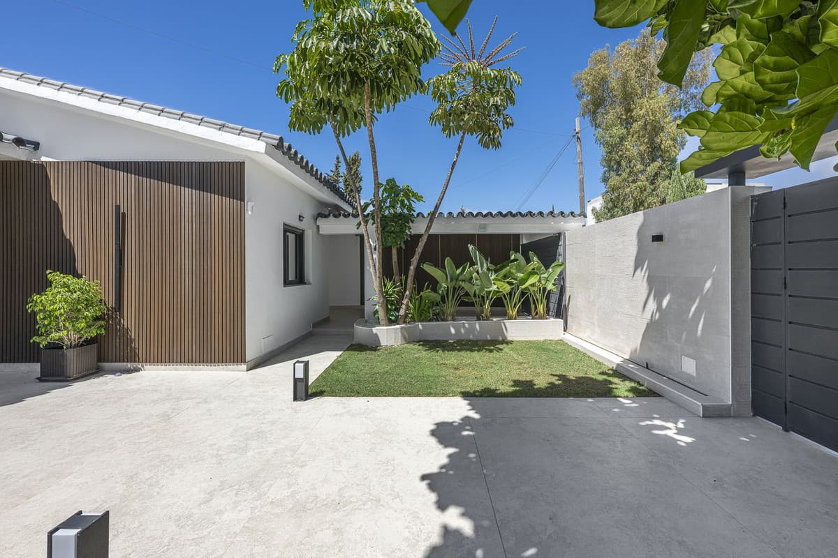 Detached Villa in New Golden Mile — photo 3 of 10