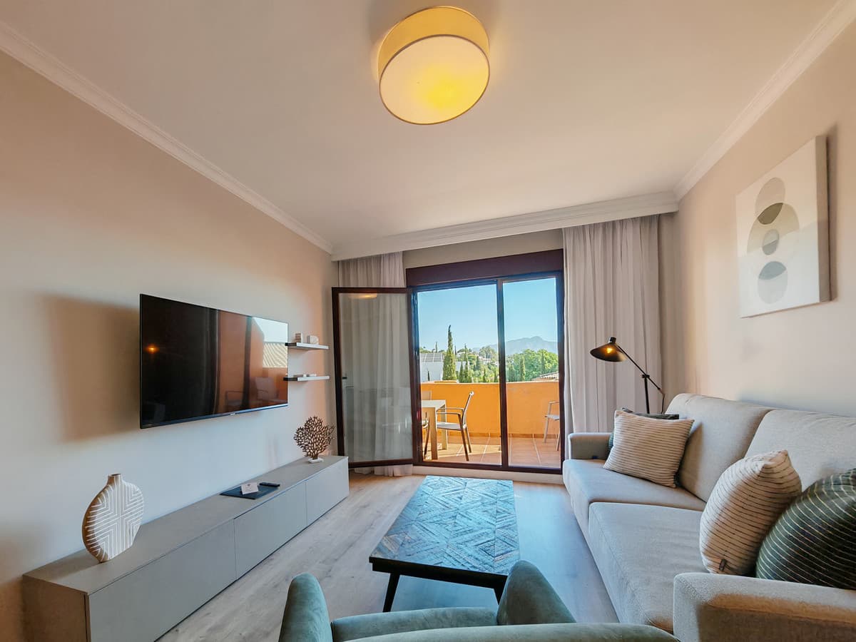 Middle Floor Apartment in Benahavís — photo 2 of 10