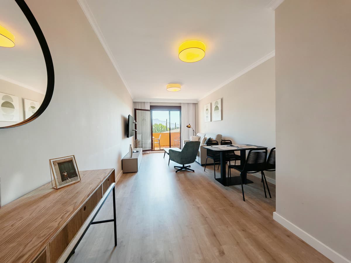 Middle Floor Apartment in Benahavís — photo 3 of 10
