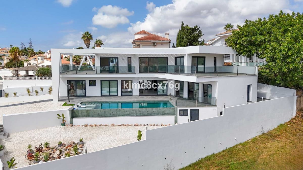 Detached Villa in El Faro — photo 1 of 10