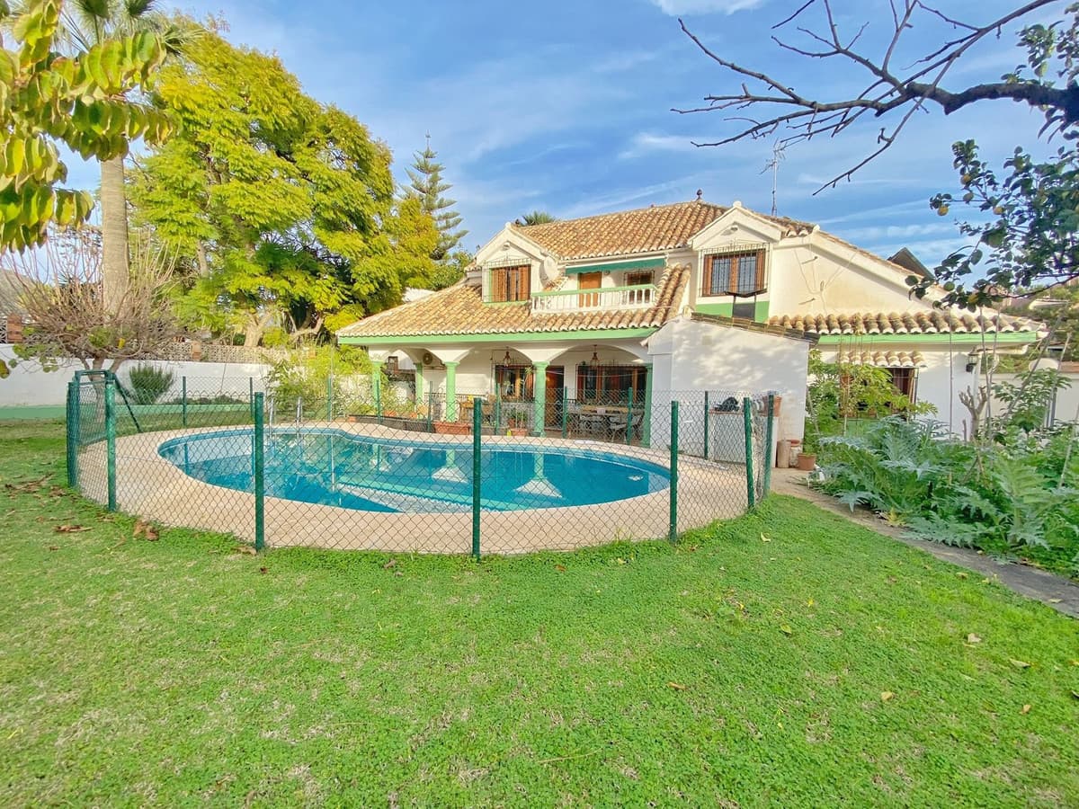 Detached Villa in Marbella — photo 1 of 10