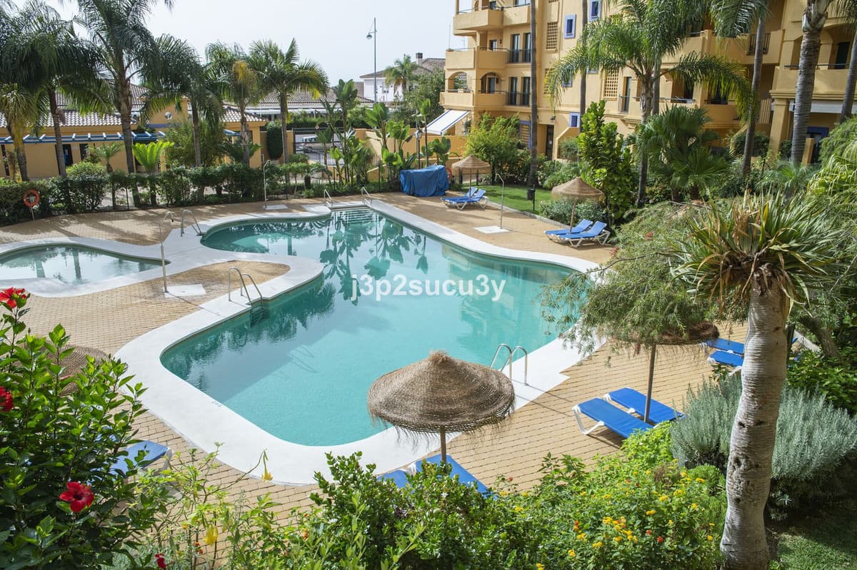 Middle Floor Apartment in Marbella — photo 1 of 10