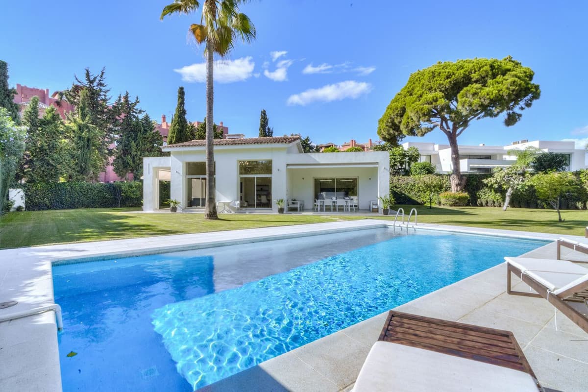 Detached Villa in Guadalmina Baja — photo 1 of 10