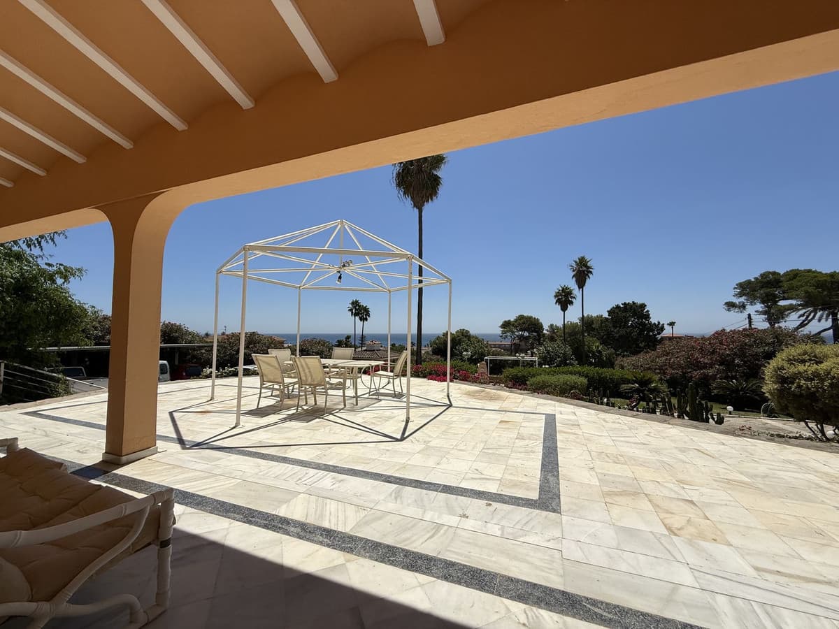 Detached Villa in Estepona — photo 1 of 10