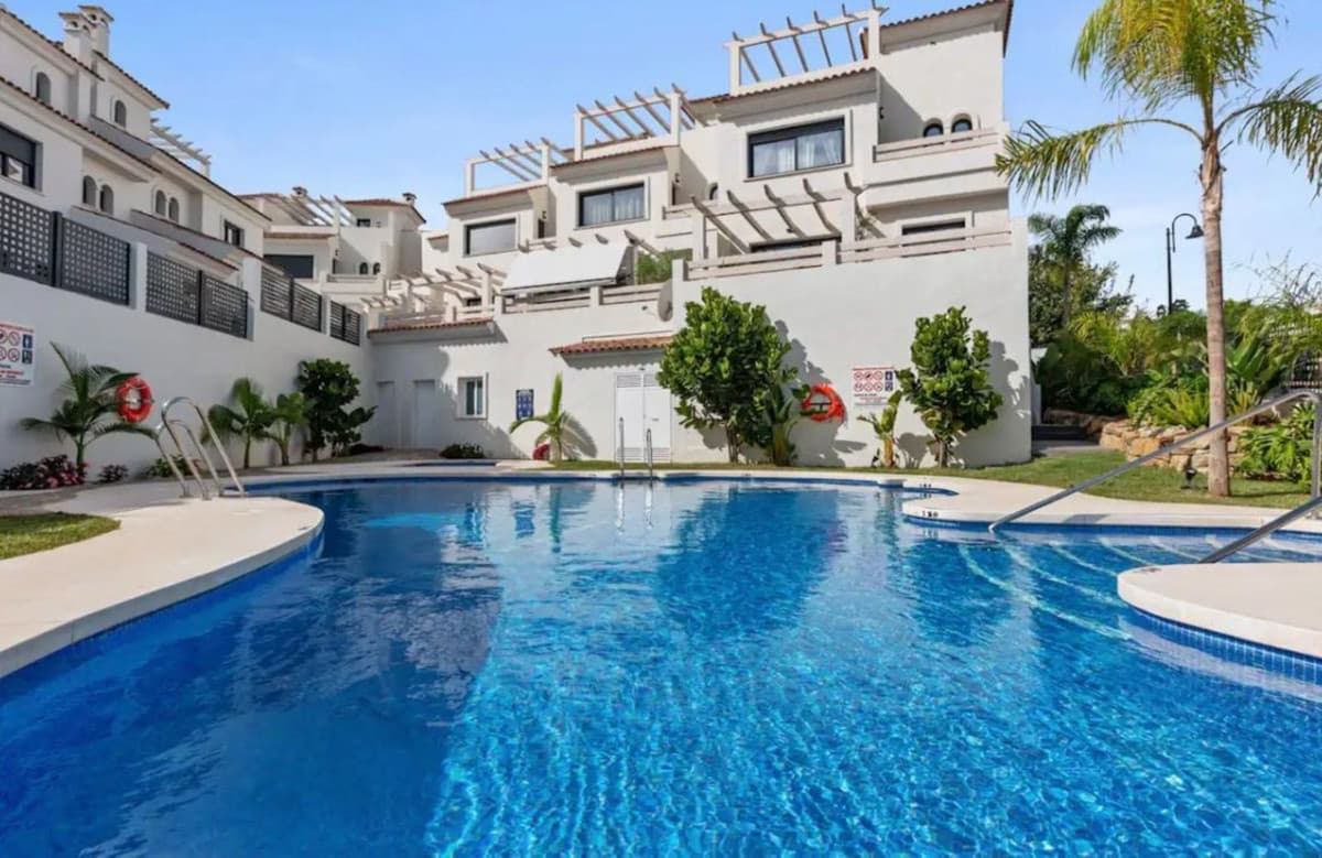 Townhouse in El Paraiso — photo 1 of 10