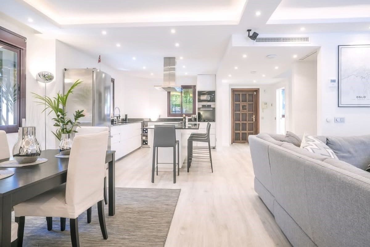 Semi-Detached House in The Golden Mile — photo 2 of 10