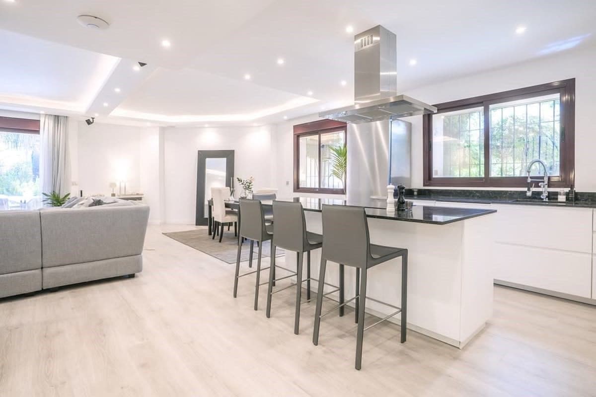 Semi-Detached House in The Golden Mile — photo 4 of 10