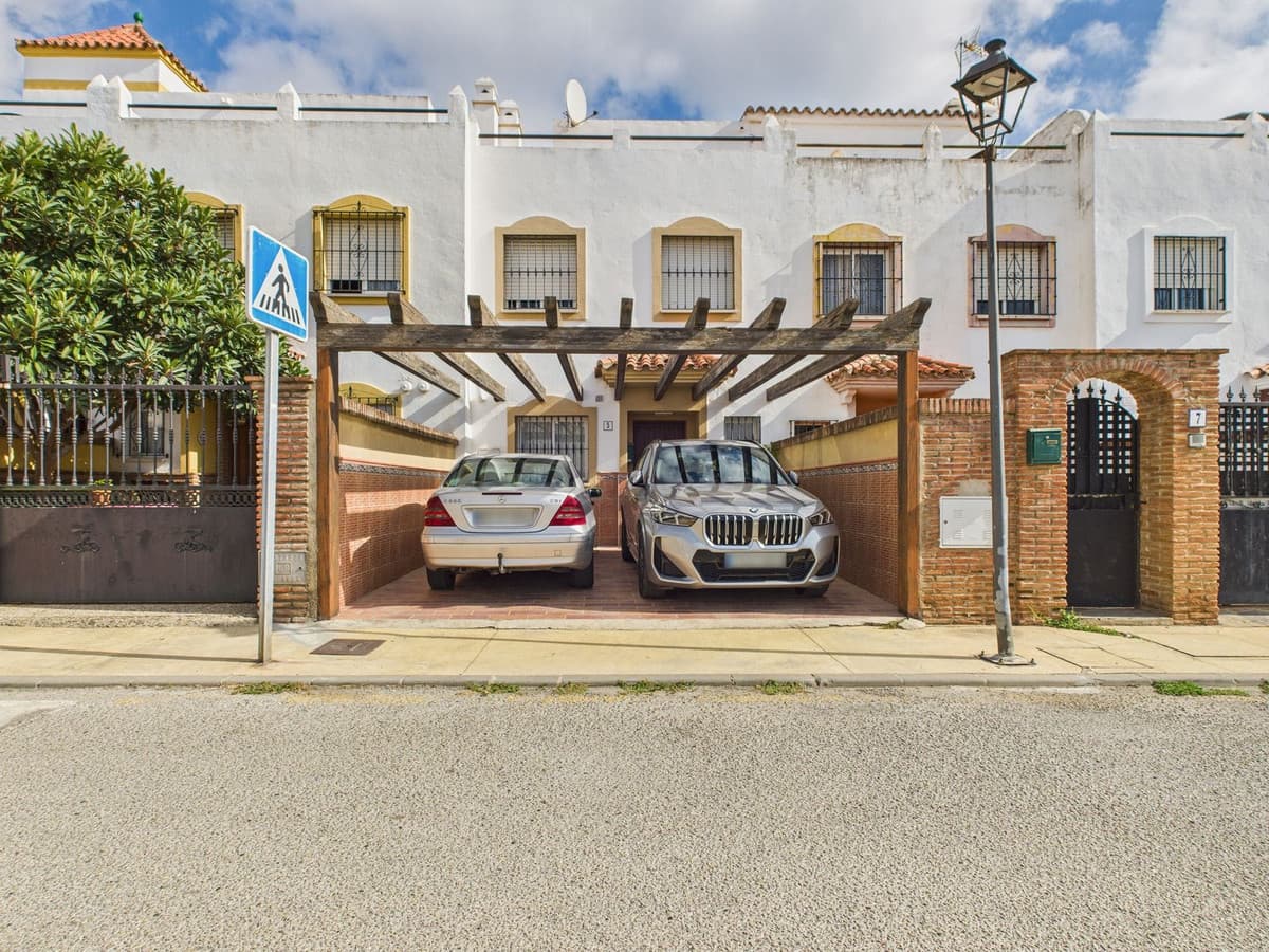 Townhouse in Estepona — photo 1 of 10