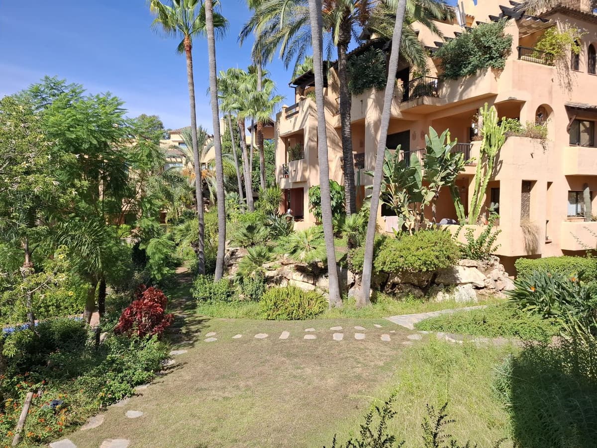 Middle Floor Apartment in El Paraiso — photo 1 of 10