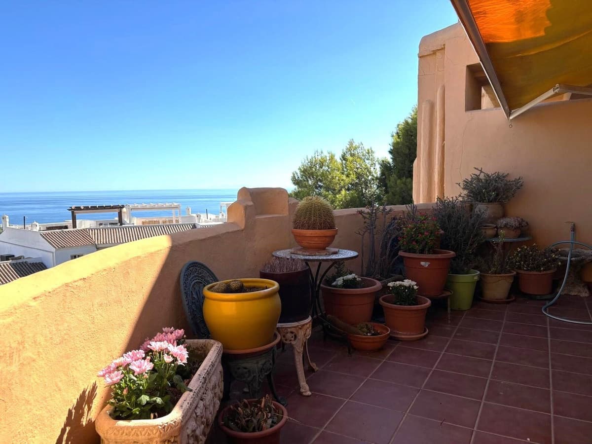 Middle Floor Apartment in Calahonda — photo 8 of 10