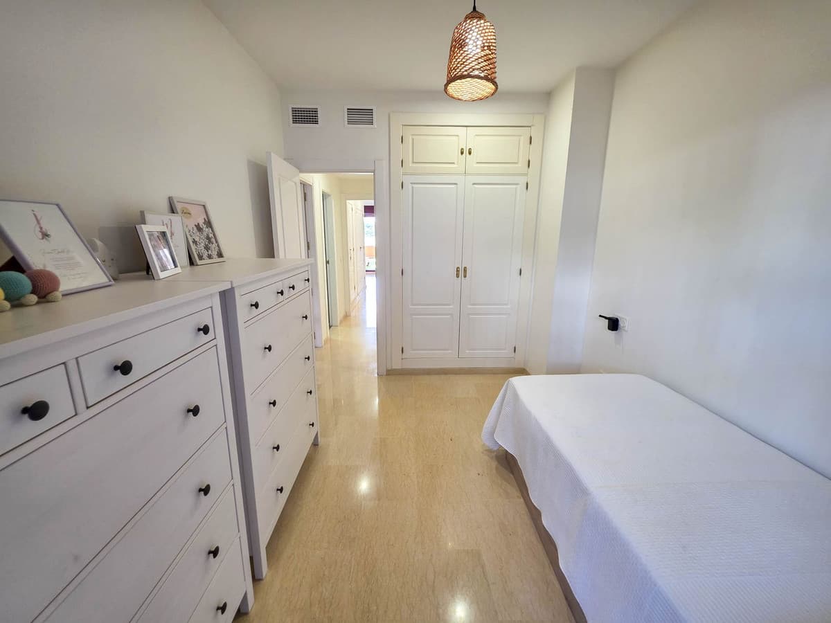 Middle Floor Apartment in La Duquesa — photo 9 of 10