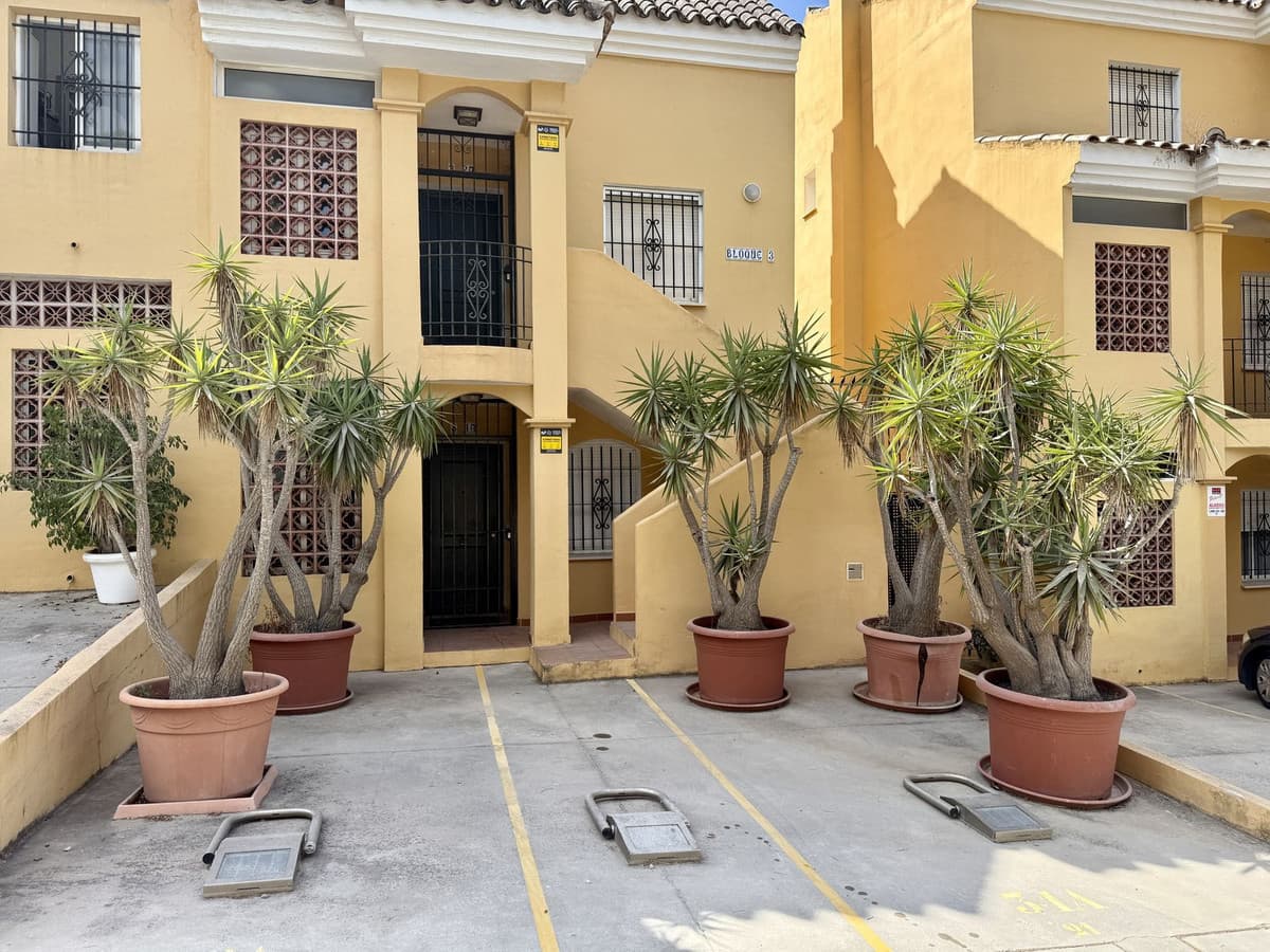 Semi-Detached House in Elviria — photo 3 of 10
